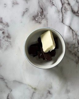 Cioccolato fondente e burro che si sciolgono a bagnomaria
