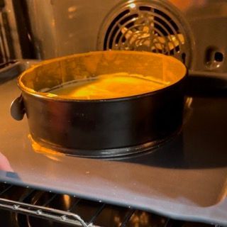 Una torta viene cotta in una padella nel forno.