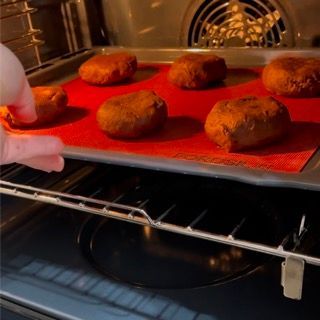 Una persona sta tirando fuori un biscotto dal forno