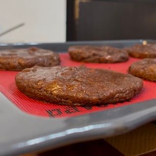 Un gruppo di brownies è seduto su una stuoia rossa