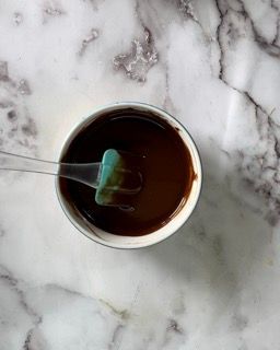 Composto lucido e fluido di cioccolato, burro e olio