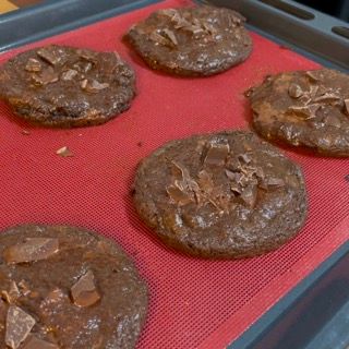 Un vassoio di biscotti al cioccolato su un tappetino rosso