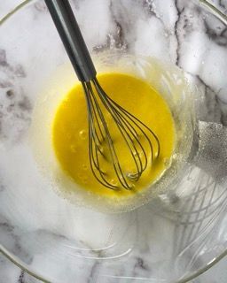 Il mix di cioccolato versato nel composto di uova