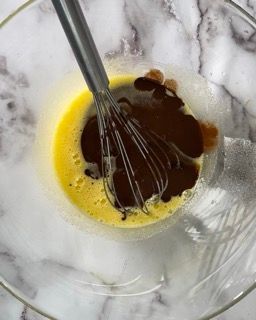 Frusta che amalgama la base del brownie