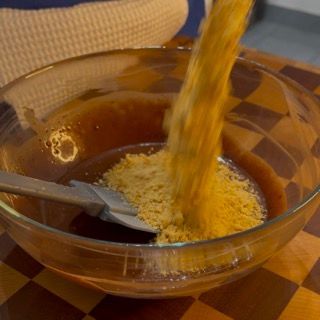 Una ciotola di cibo con un cucchiaio dentro