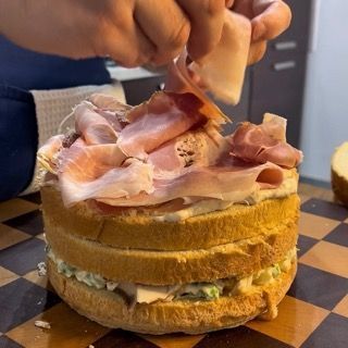Fette di prosciutto arrosto adagiate in modo ondulato sulla salsa.