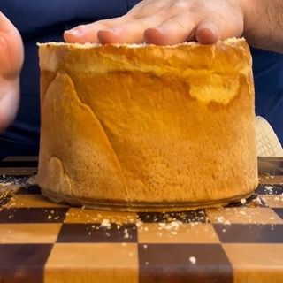 Calotta rimossa perfettamente dal corpo del panettone salato.