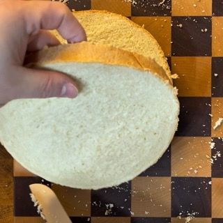 Le 6 fette di panettone gastronomico tagliate e pronte.