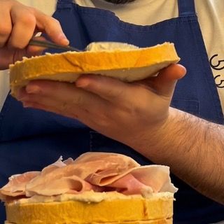 Spalmatura di salsa anche sulla fetta di chiusura (quarta fetta).