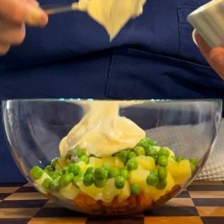 Aggiunta della maionese e condimento alle verdure.