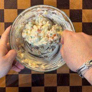 Insalata russa mescolata e pronta per la farcitura vegetariana.