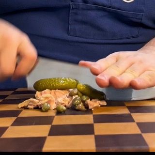 Coltello che trita finemente gli ingredienti per la farcitura di salumi.