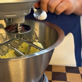 Aggiunta del sale fino al burro in montatura.