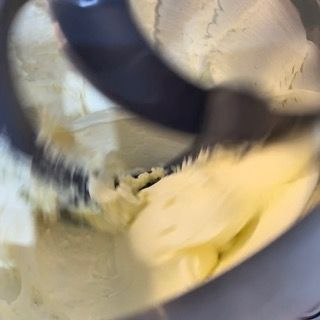 Burro montato che diventa bianco e spumoso come panna.