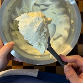 Ciotola con il burro montato salato pronto per la farcitura di pesce.