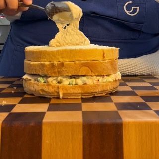 Salsa tonnata spalmata generosamente sulla base.