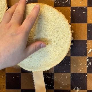 Taglio delle fette facendo ruotare il panettone per mantenerle pari.