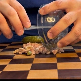 Tonno sgocciolato, capperi e cetriolini pronti per essere tritati.