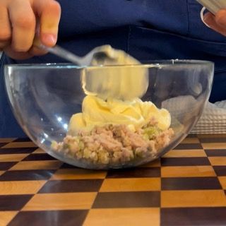 Miscelazione del trito con la maionese usando una spatola.