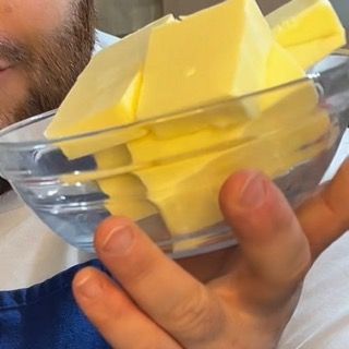 Burro morbido inserito nella ciotola della planetaria.