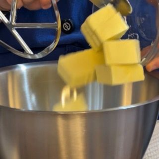 Frusta a foglia che inizia a lavorare il burro a velocità media.