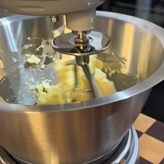 Il burro che inizia ad ammorbidirsi e cambiare consistenza