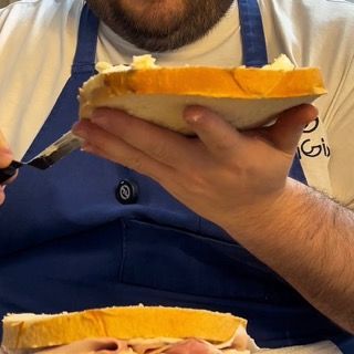 Burro montato spalmato sulla quinta fetta di pane.