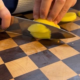 Taglio delle verdure a bastoncini regolari.