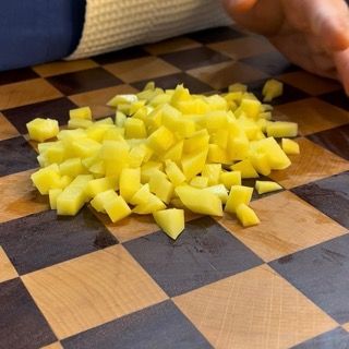 Verdure ridotte a cubetti piccolissimi per un'insalata russa perfetta.