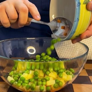 Verdure fredde riunite in una ciotola capiente.