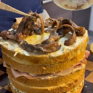 Alici distribuite uniformemente per coprire ogni spicchio.