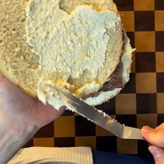 Disposizione dei filetti di alici marinate sul burro.