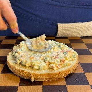 Livellamento della farcitura per evitare la cupola centrale.