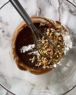 Noci pecan tritate grossolanamente aggiunte al composto