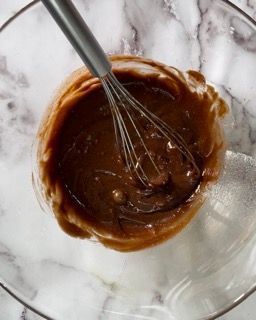 Spatola che incorpora delicatamente la farina e le noci pecan