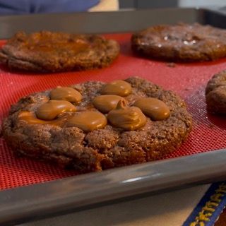 Un vassoio di biscotti al cioccolato con salsa al caramello sopra