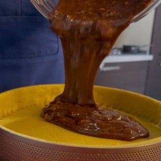 Impasto del brownie versato nel guscio di frolla crudo