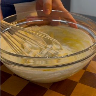 Una ciotola di panna montata con una frusta dentro