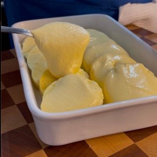 Una vaschetta di gelato con un cucchiaio dentro