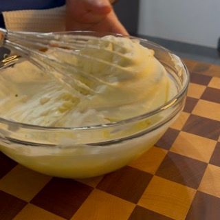 Una ciotola di panna montata su un tavolo a scacchi