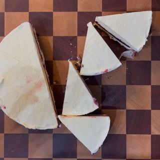 Fette di torta su un tagliere a scacchi