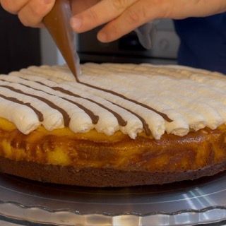 Una persona che glassa una torta con una sac à poche