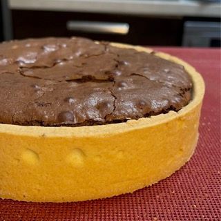 Crostata brownie appena sfornata, con la tipica superficie crepata.