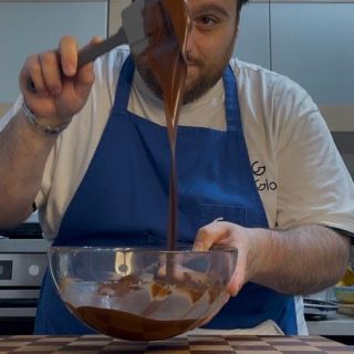 Panna calda e glucosio versati sul cioccolato fondente