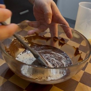 Spatola che crea l'emulsione per la ganache