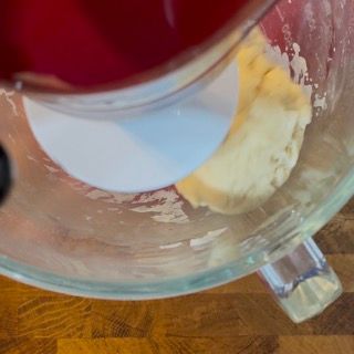 Un frullatore viene utilizzato per mescolare qualcosa in una ciotola di vetro