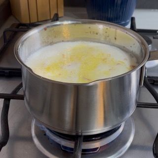 Una pentola di liquido sta cuocendo sul fornello