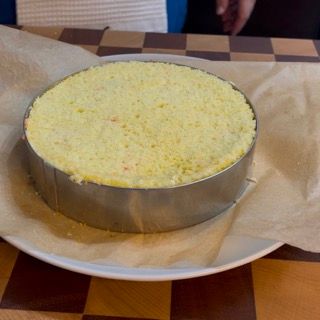 Una torta appoggiata su un piatto bianco su un tavolo