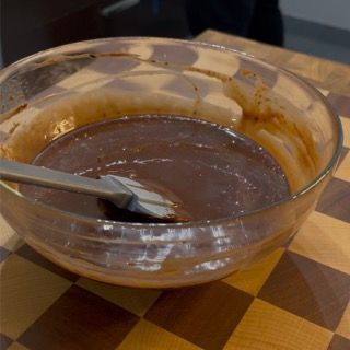 Ganache al cioccolato fondente liscia, lucida e pronta per il riposo