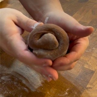 Una persona tiene in mano un pezzo di pasta